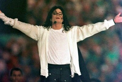 Michael Jackson em performance que elevou o show do intervalo do Super Bowl a um patamar global, redefinindo o entretenimento em 1993 -  (crédito: REUTERS/Gary Hershorn/Files)