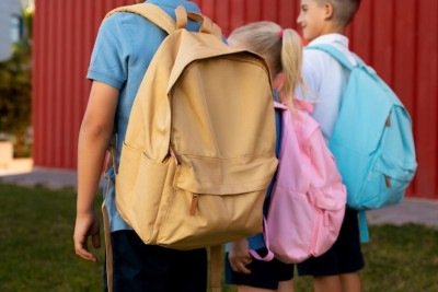 O excesso pode transformar o trajeto até a sala de aula em um risco para a coluna em desenvolvimento -  (crédito: Freepik)