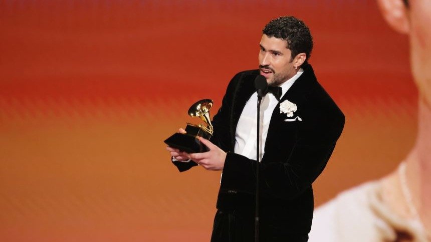Bad Bunny discursando na cerim&ocirc;nia do Grammy, evento onde criticou a pol&iacute;tica de imigra&ccedil;&atilde;o dos EUA. -  (crédito: Kevin Winter/Getty Images)