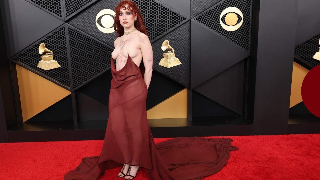 Chappell Roan elegeu um &amp;quot;naked dress&amp;quot; transparente para o tapete vermelho do Grammy 2026, gerando coment&aacute;rios e se tornando um dos visuais mais marcantes. -  (crédito: Amy Sussman / GETTY IMAGES NORTH AMERICA / Getty Images via AFP)