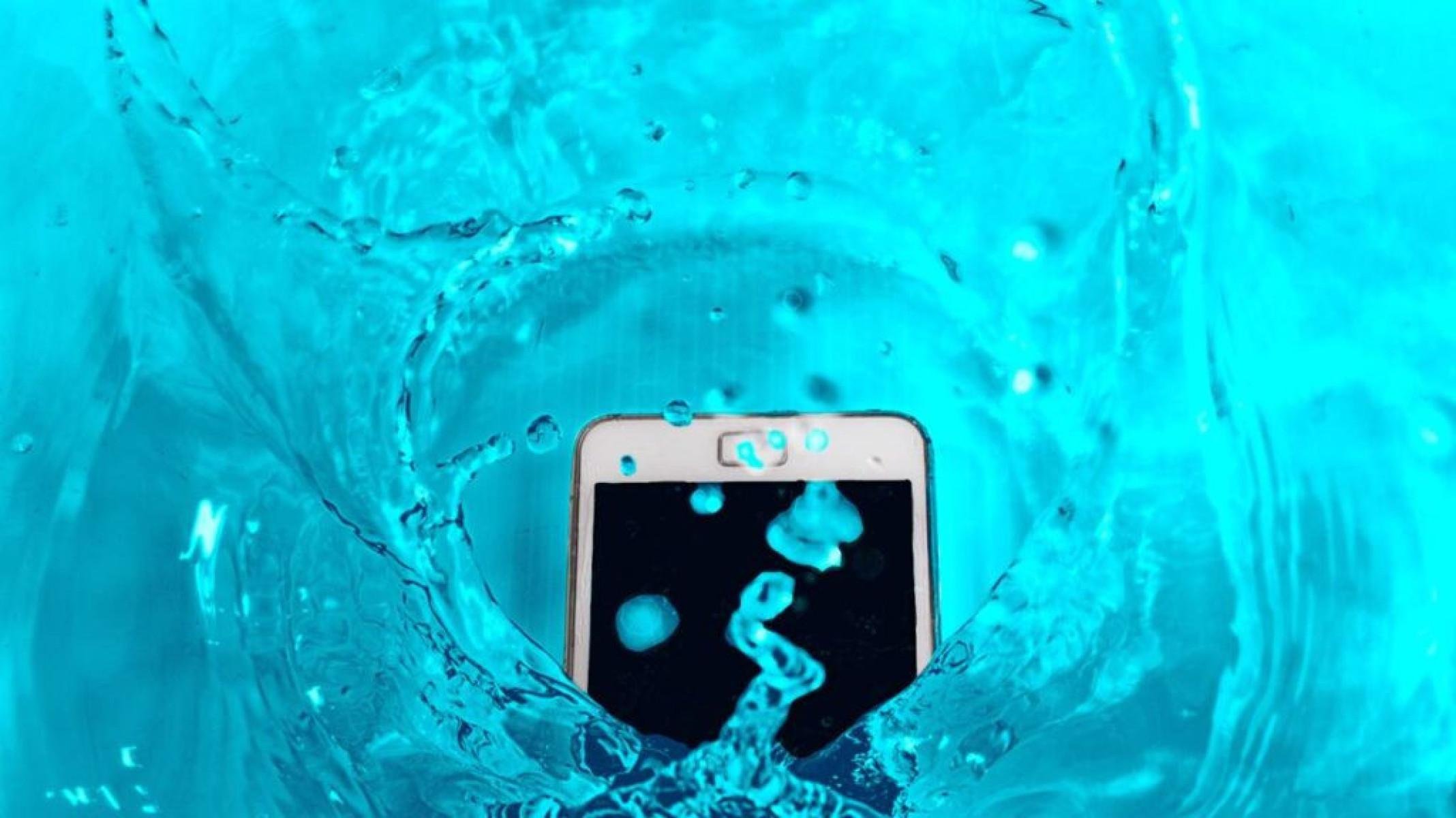 O que fazer se o celular cair dentro de uma piscina? - Portal Giro 10