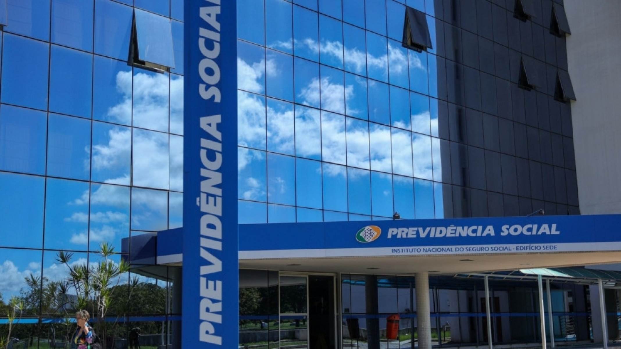 TCU condena servidor do INSS a devolver R$ 2,4 milhões por benefícios irregulares