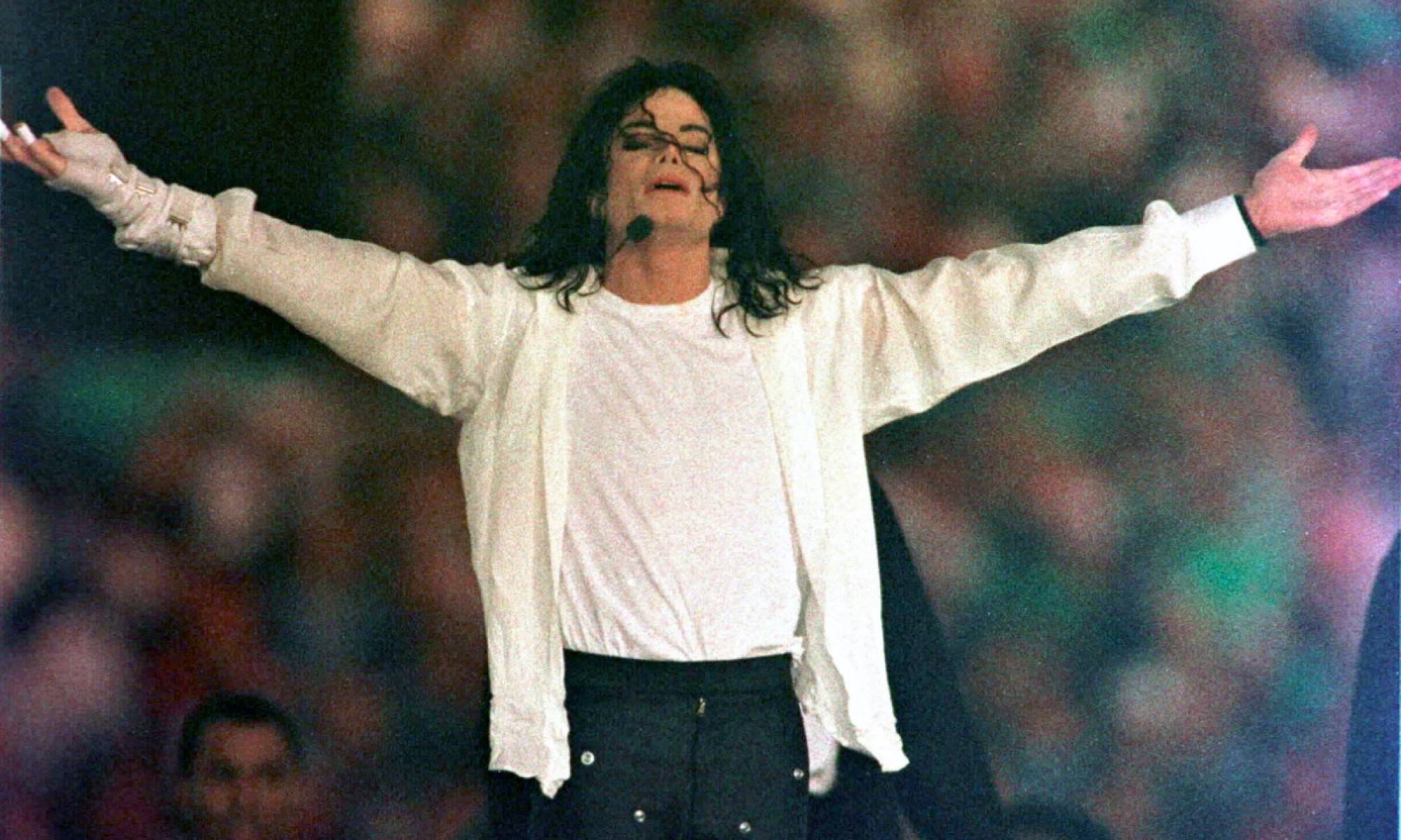 Michael Jackson em performance que elevou o show do intervalo do Super Bowl a um patamar global, redefinindo o entretenimento em 1993 - (crédito: REUTERS/Gary Hershorn/Files)
