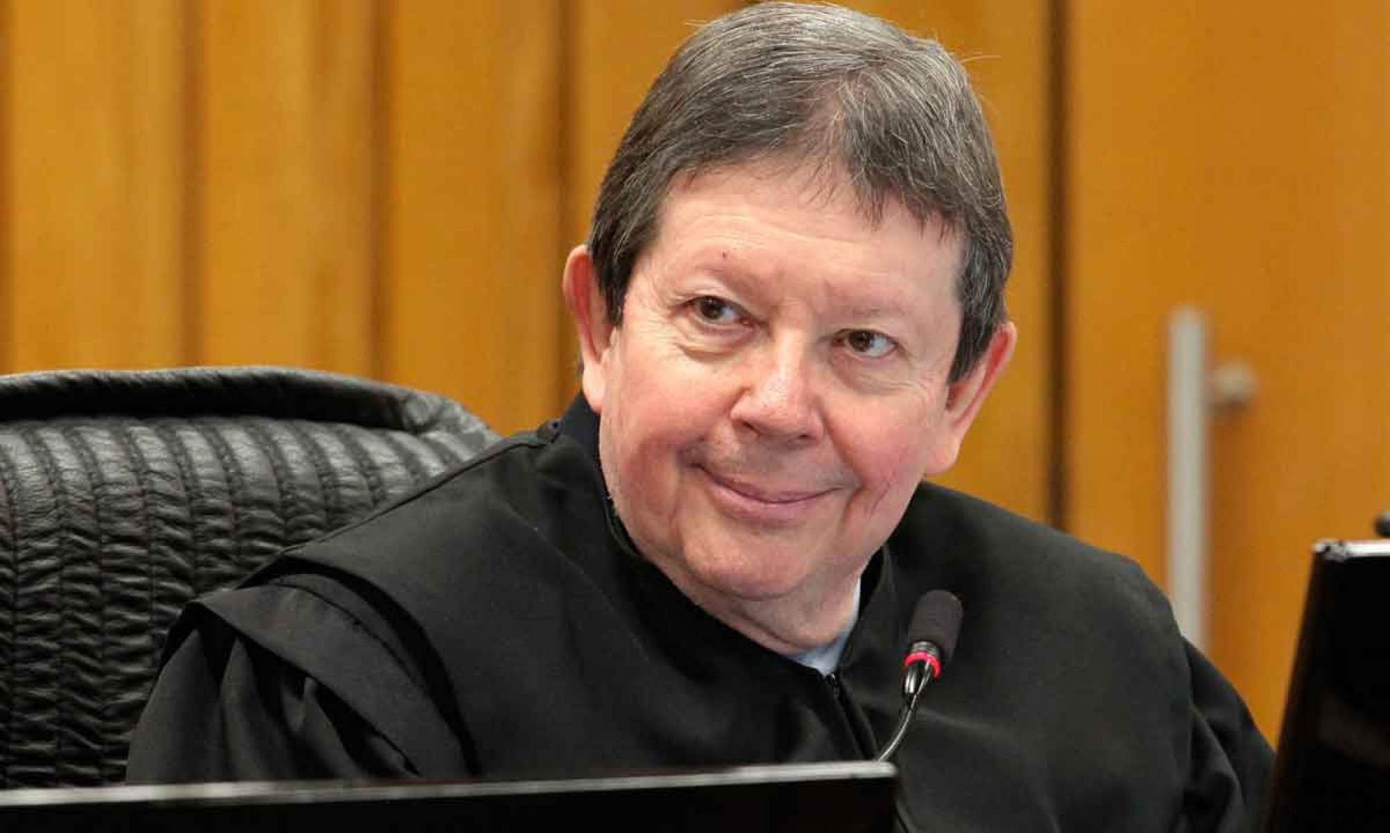 JOS&Eacute; ROBERTO FREIRE PIMENTA