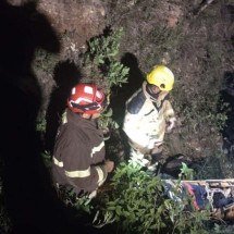 S-10 cai em ribanceira e cinco ficam feridos - CBMMG