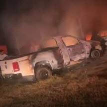 Homem ateia fogo em carros estacionados em Várzea da Palma - Policia Militar/divulgação