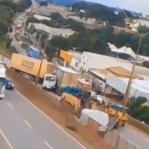 Duas carretas, um micro-ônibus, uma van e um carro de passeio estão envolvidos na ocorrência. -  (crédito: TV Alterosa / Reprodução)