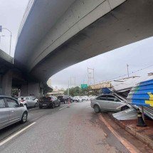 BH: carro perde controle e invade refeitório no Complexo da Lagoinha - Edésio Ferreira/EM/D.A.Press