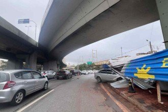 BH: carro perde controle e invade refeitório no Complexo da Lagoinha