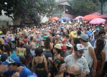 Em meio &agrave; folia do Carnaval, as aglomera&ccedil;&otilde;es intensificam a necessidade de aten&ccedil;&atilde;o contra golpes e fraudes financeiras -  (crédito: Alexandre Guzanshe/EM/D.A Press)