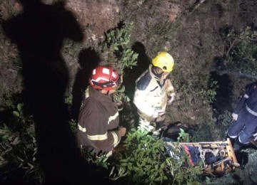 Bombeiros fazem o resgate dos feridos no capotamento em ribanceira da S-10 -  (crédito: CBMMG)