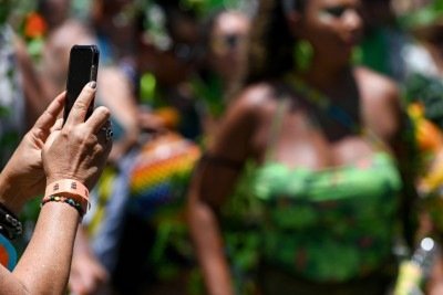 Foli&otilde;es utilizam celulares para registrar a folia; a aten&ccedil;&atilde;o com os aparelhos &eacute; crucial para evitar furtos durante o carnaval -  (crédito: Leandro Couri/EM/D.A. Press)