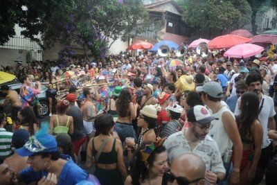 Em meio &agrave; folia do Carnaval, as aglomera&ccedil;&otilde;es intensificam a necessidade de aten&ccedil;&atilde;o contra golpes e fraudes financeiras -  (crédito: Alexandre Guzanshe/EM/D.A Press)