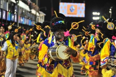 <p>As baterias de escola de samba são um dos elementos mais importantes do desfile, sendo responsáveis por dar o ritmo e o andamento da apresentação. Saiba tudo sobre elas nesta galeria!</p>
 -  (crédito: flickr Circuito Fora do Eixo)
