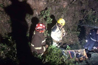 Bombeiros fazem o resgate dos feridos no capotamento em ribanceira da S-10 -  (crédito: CBMMG)