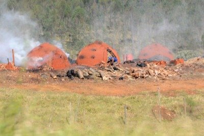 Carvoaria na Regi&atilde;o do Alto Parana&iacute;&shy;ba, em Minas Gerais; foto meramente ilustrativa (24/06/2010)
       -  (crédito: Beto Novaes/EM/D.A Press)