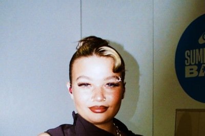 <p><span style='font-weight: 400;'>Lola Young conquistou o primeiro Grammy da carreira ao vencer a categoria Melhor Performance Pop no Grammy 2026. A vitória veio com a faixa “Messy”, lançada em maio de 2024 e responsável por projetar a artista britânica ao reconhecimento internacional.</span></p>
 -  (crédito: Reprodução / Instagram @lolayounggg)