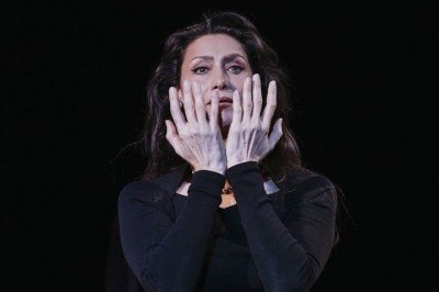 <p>O monólogo “Balada Acima do Abismo”, estrelado pela atriz Maria Fernanda Cândido em Paris, não só esgotou ingressos, como precisou de uma sessão extra no fim de janeiro.</p>
 -  (crédito: Sarah Monecchi/Divulgac?a?o)