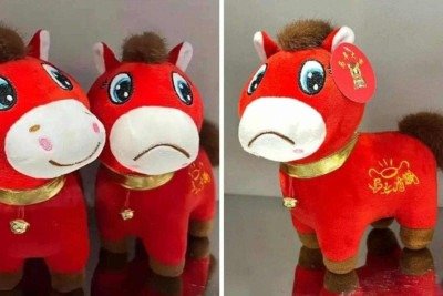Cavalo de pelúcia costurado errado virou símobolo do ano novo chinês
 -  (crédito: Redes sociais)