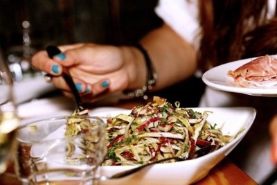 <p>Um dos maiores perigos nas cozinhas são as bactérias que proliferam em alimentos mal conservados ou fora da validade. Elas deixam 600 milhões de pessoas doentes e 420 mil mortas a cada ano.  </p>
 -  (crédito: pixabay)