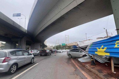 Acidente aconteceu na saída da Avenida Antônio Carlos, no sentido Viaduto Oeste, no Complexo da Lagoinha -  (crédito: Edésio Ferreira/EM/D.A.Press)