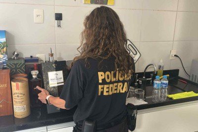 Foram cumpridos nove mandados de busca e apreensão. Na imagem, operação em endereço no bairro Botafogo, no Rio de Janeiro -  (crédito: Divulgação/Polícia Federal)