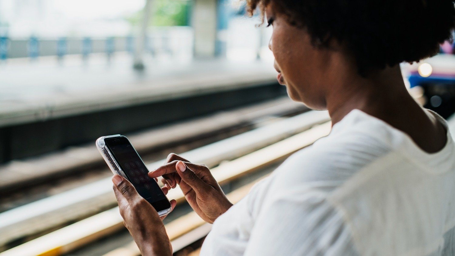 Racismo é crime: saiba o que fazer e como denunciar o agressor - Rawpixel via Freepik