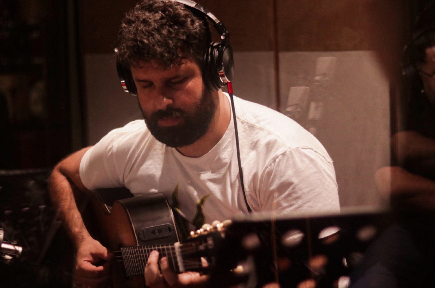 Jo&atilde;o Marcondes toca viol&atilde;o em est&uacute;dio 