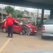 Carro derruba poste e trava trânsito na Teresa Cristina em BH - Wellington Barbosa/EM/D.A.Press