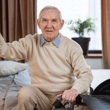 Os desafios do diagnóstico tardio de TEA em idosos - FreePik