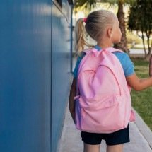 Volta às aulas: cinco sinais de que a mochila do estudante está pesada - Freepik