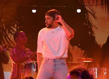 Bad Bunny ser&aacute; a atra&ccedil;&atilde;o principal do Super Bowl LX, um palco de visibilidade global para artistas como ele -  (crédito: VALERIE MACON / AFP)