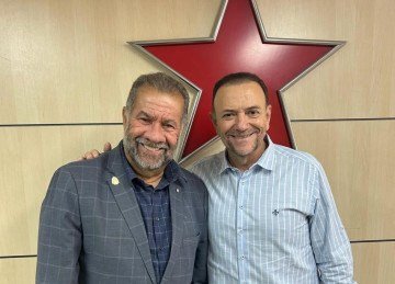 Os presidentes do PDT, Carlos Lupi, e do PT, Edinho Silva, reunidos se reuniram para discutir sucessão nos estados -  (crédito: Redes Sociais/reprodução)