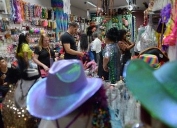 Comércio de roupas e acessórios para o Carnaval. Na foto, loja Carnaval Uai, no Ed. Maletta -  (crédito: Tulio Santos/EM/D.A. Press)