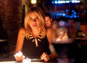 Kátia Klein (Carolina Dieckmmann) é escritora que atravessa fase de colapso pessoal e profissional e tem recaída no alcoolismo para tentar aplacar a sobrecarga emocional  -  (crédito: Mariana Vianna/Divulgação)