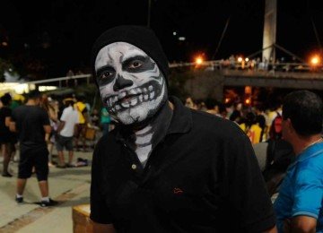 Foliões capricham na maquiagem para sair no Bloco Fúnebre, atração da sexta-feira de carnaval na Praça da Bandeira -  (crédito: Túlio Santos/EM/D.A Press)