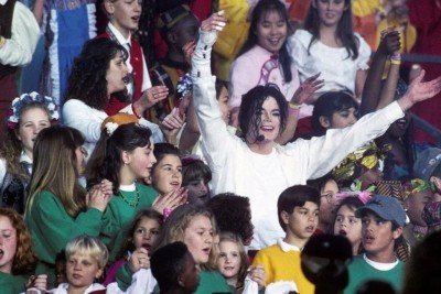 Michael Jackson no ic&ocirc;nico show do Super Bowl de 1993, que revolucionou os espet&aacute;culos do evento -  (crédito: Reprodu&ccedil;&atilde;o)