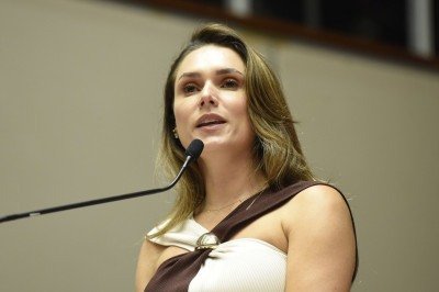 Deputada estadual Lud Falcão (Podemos) durante pronunciamento no plenário da Assembleia Legislativa de Minas Gerais, nesta quarta-feira (4/2) -  (crédito: Marcelo Sant'Anna/ALMG)