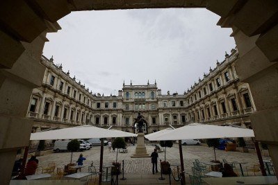 <p>Joseph Mallord William Turner ingressou aos 14 anos na Royal Academy of Arts, revelando precocemente seu talento. Um ano depois já expunha sua primeira obra, chamando atenção da crítica e do público. Rebatizado como JMW Turner, tornou-se ícone da arte inglesa. Sua trajetória precoce indica genialidade moldada por circunstâncias únicas.</p>
 -  (crédito: reprodução/ tripadivisor)