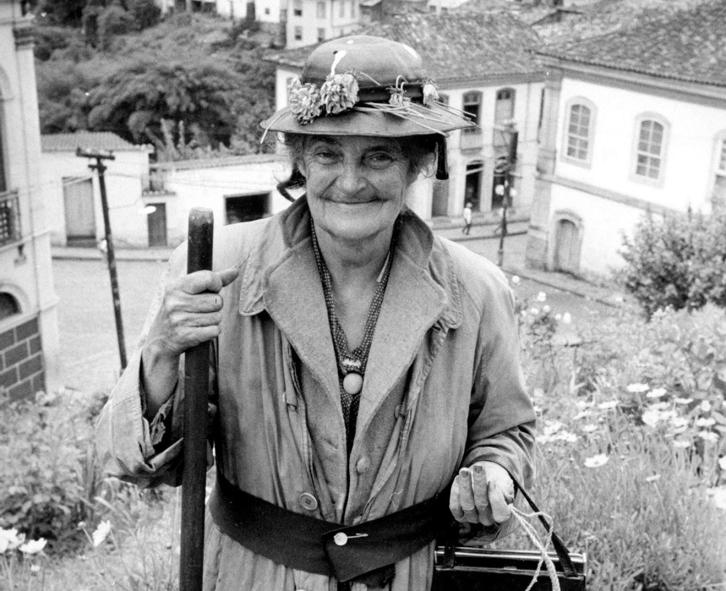 Dona Olympia Cotta, usando chap&eacute;u de flores, posa em Ouro Preto em 1957