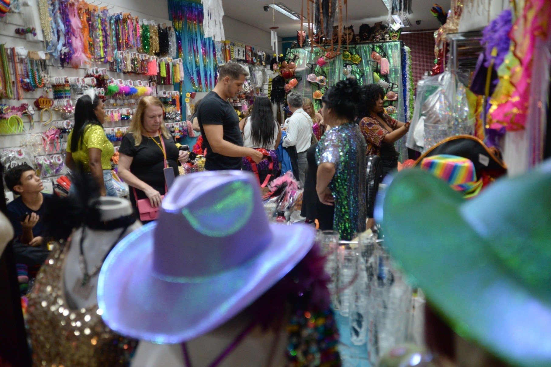 Com sol ou chuva, folia não para: o que vai bombar nos looks do carnaval