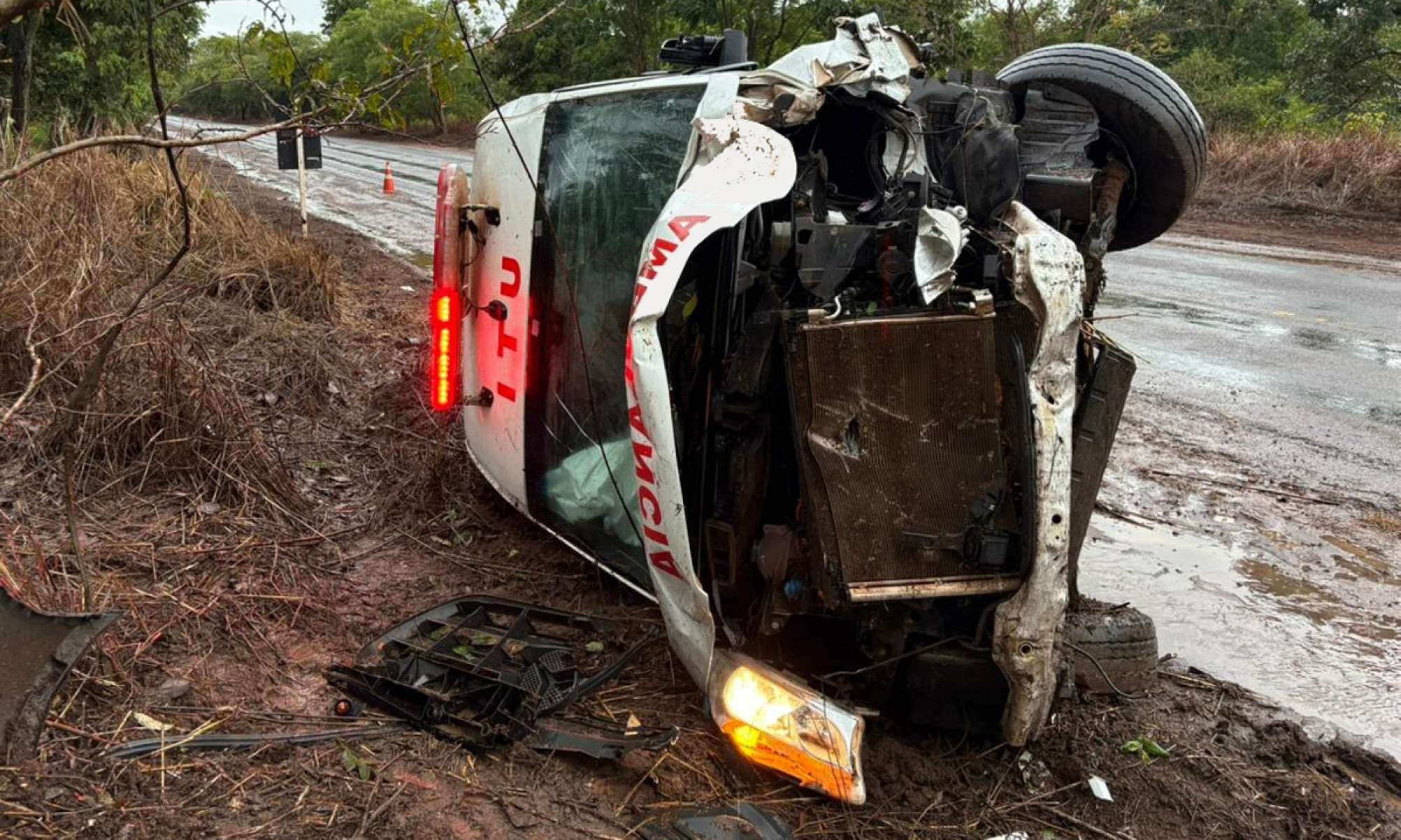 UTI móvel de Iturama bate em árvore na MG-255 e deixa feridos -  (crédito: PolÃ­cia Militar RodoviÃ¡ria (PMRv))