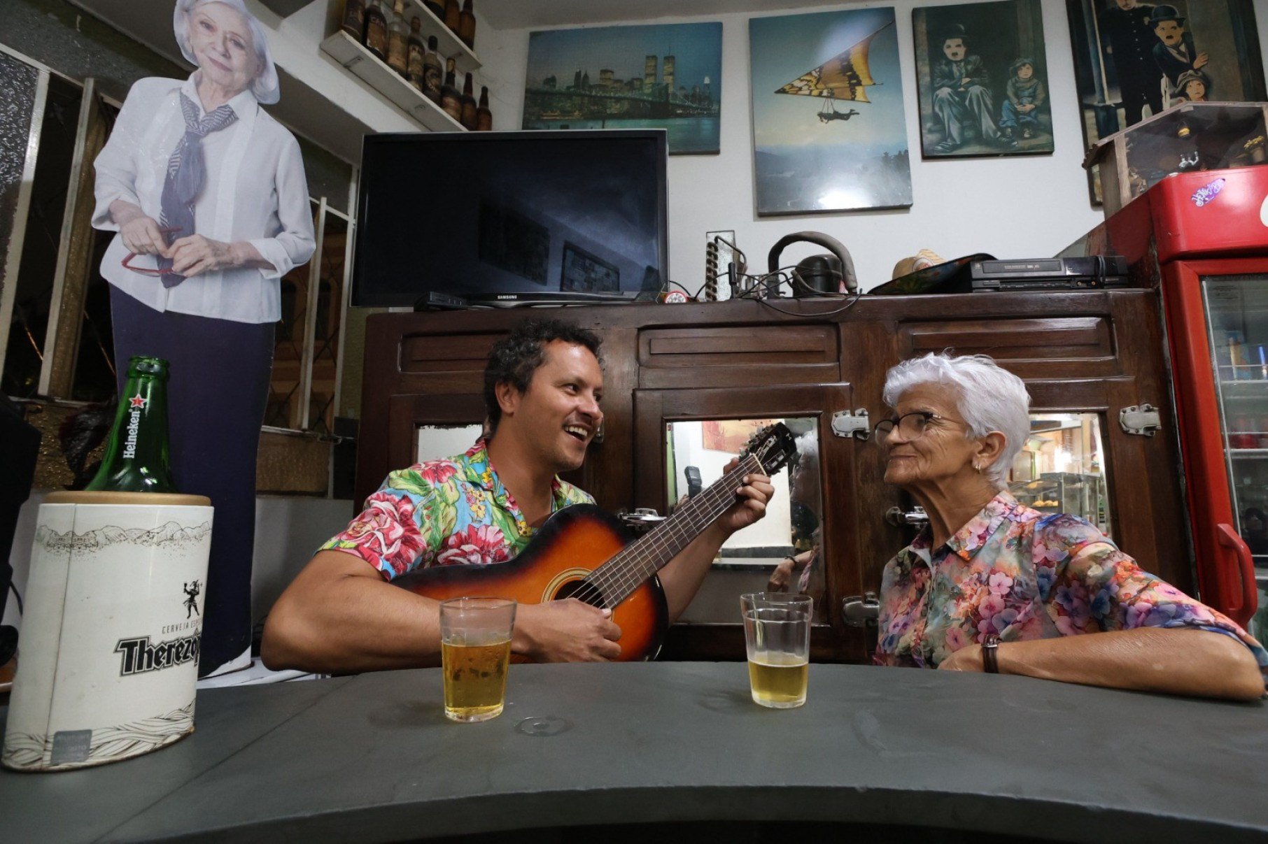 O m&uacute;sico Marcos Frederico (autor da marchinha) e Dona Jacira, propriet&aacute;ria do Bar Brasil 41, no Santa Efig&ecirc;nia