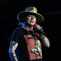 Axl Rose completa 64 anos em ano que marca mais uma turnê do Guns N’ Roses. - Raph PH wikimedia commons 