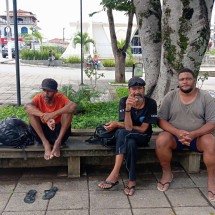  Márcio, Anderson e Wilson vivem em situação de rua e temem não poder usar a praça em frente a igreja Matriz, em Lagoa Santa
     -  (crédito: Carlos Altman/EM)