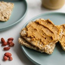 Snacks com pasta de amendoim são uma opção nutritiva para o lanche escolar - FreePik