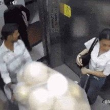 Vídeo flagra impressionante explosão de balões dentro de elevador