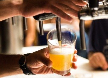 <p>Beber bebida alcoólica: Não existe uma proibição universal aqui, mas sim regras de cada país. Se o astronauta for dos Estados Unidos, por exemplo, a cervejinha está proibida, assim como qualquer outro tipo de bebida alcoólica.</p>
 -  (crédito: Marcelo Ikeda Tchelão por Pixabay )