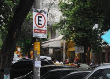 Estacionamento rotativo na rua dos Guajajaras, no Centro da capital -  (crédito: Tulio Santos/EM/D.A Press)