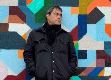 Mu Carvalho, conhecido pela participação na banda A Cor do Som, diz que as faixas do álbum solo estavam guardadas em seu coração -  (crédito: Ana Zingoni/Divulgação)